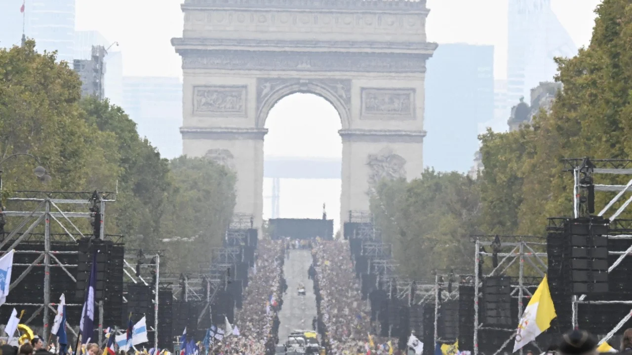 Pope leads large outdoor Mass during landmark France trip