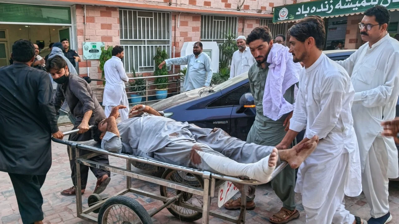 Checkpoint suicide bombing kills at least 11 in northwestern Pakistan