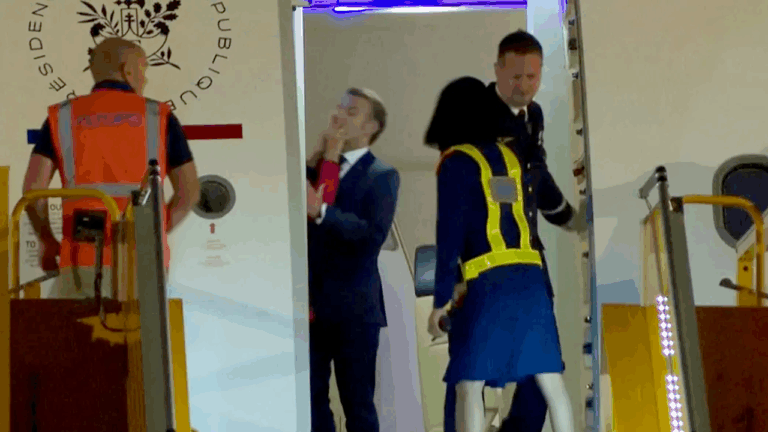 macron-shove
