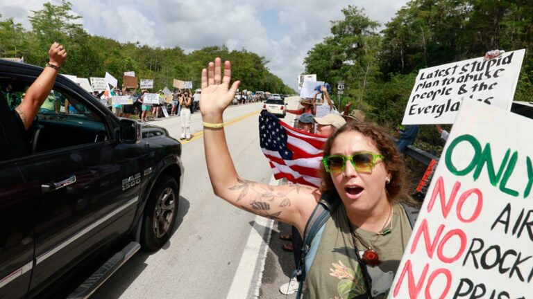 alligator-alcatraz-protests-florida3