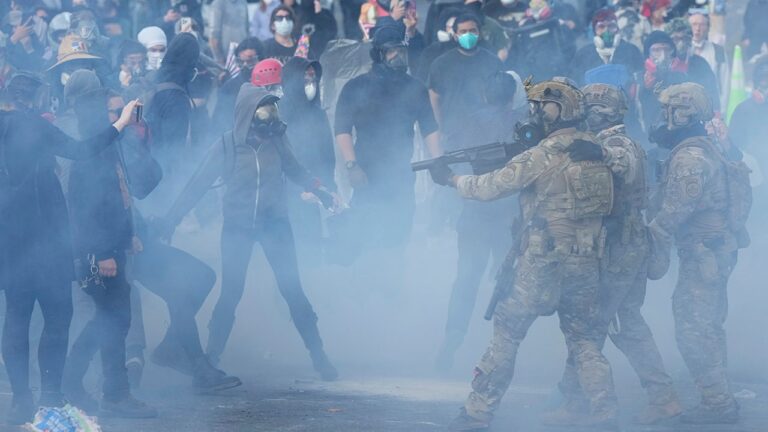 portland-anti-ice-riot-4