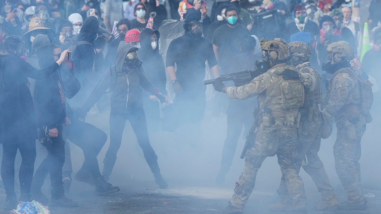 portland-anti-ice-riot-4