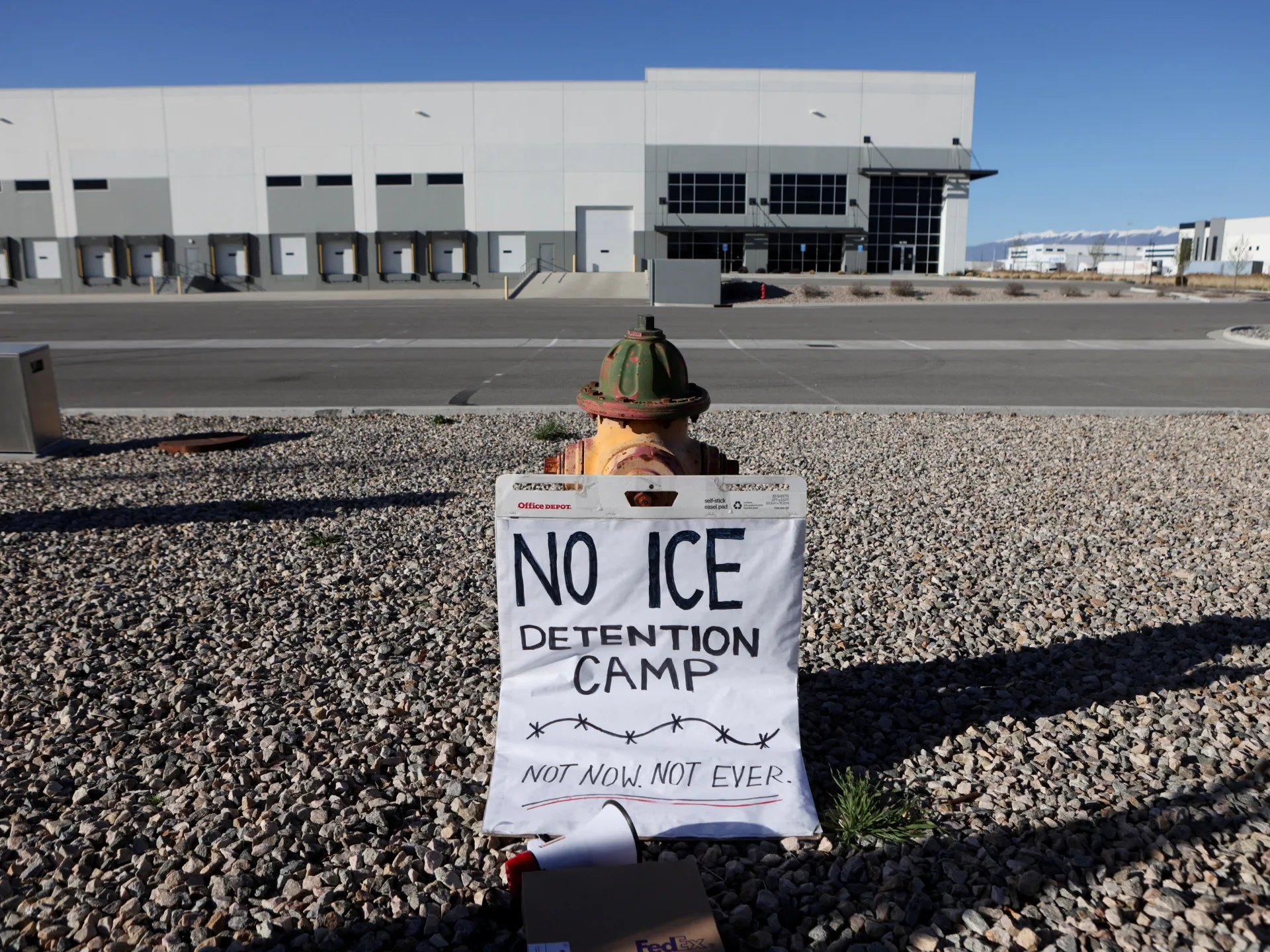 2026-03-31T222842Z_1389494783_RC2B7KA6SOSH_RTRMADP_3_USA-MIGRATION-WAREHOUSES-1777414146