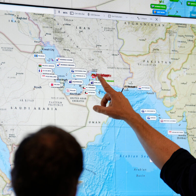 28int-uk-shipping-hormuz-1-fvzp-mediumSquareAt3X