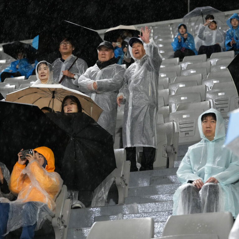 20int-interkorea-soccer-disaptch-01-hmlk-mediumSquareAt3X