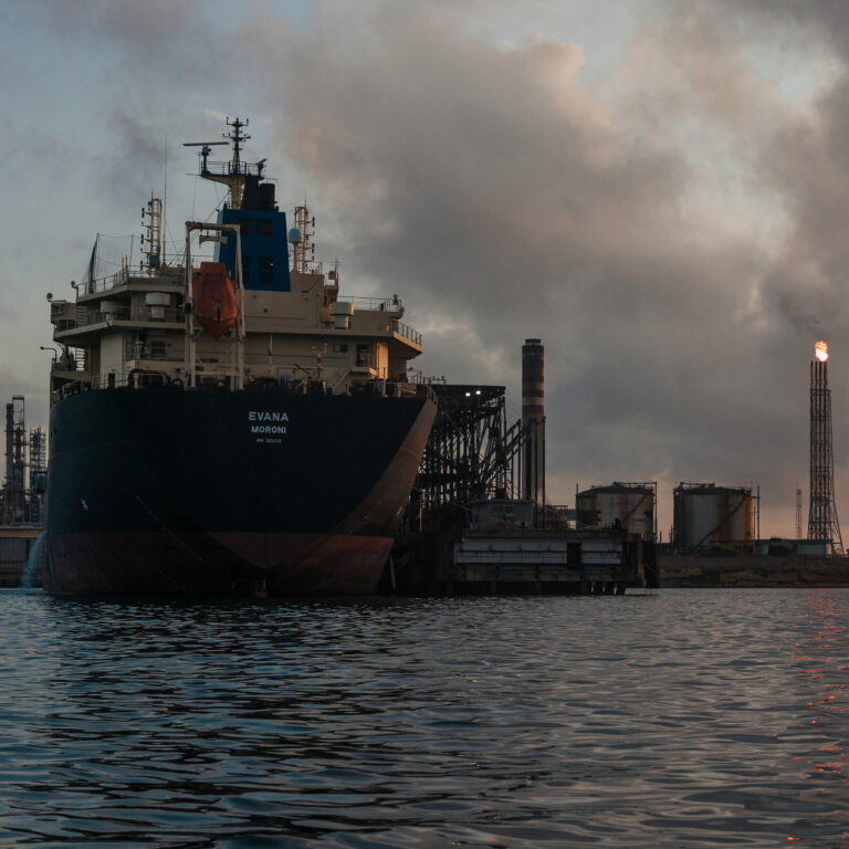 21int-venezuela-oil01sub-photo-kczt-mediumSquareAt3X
