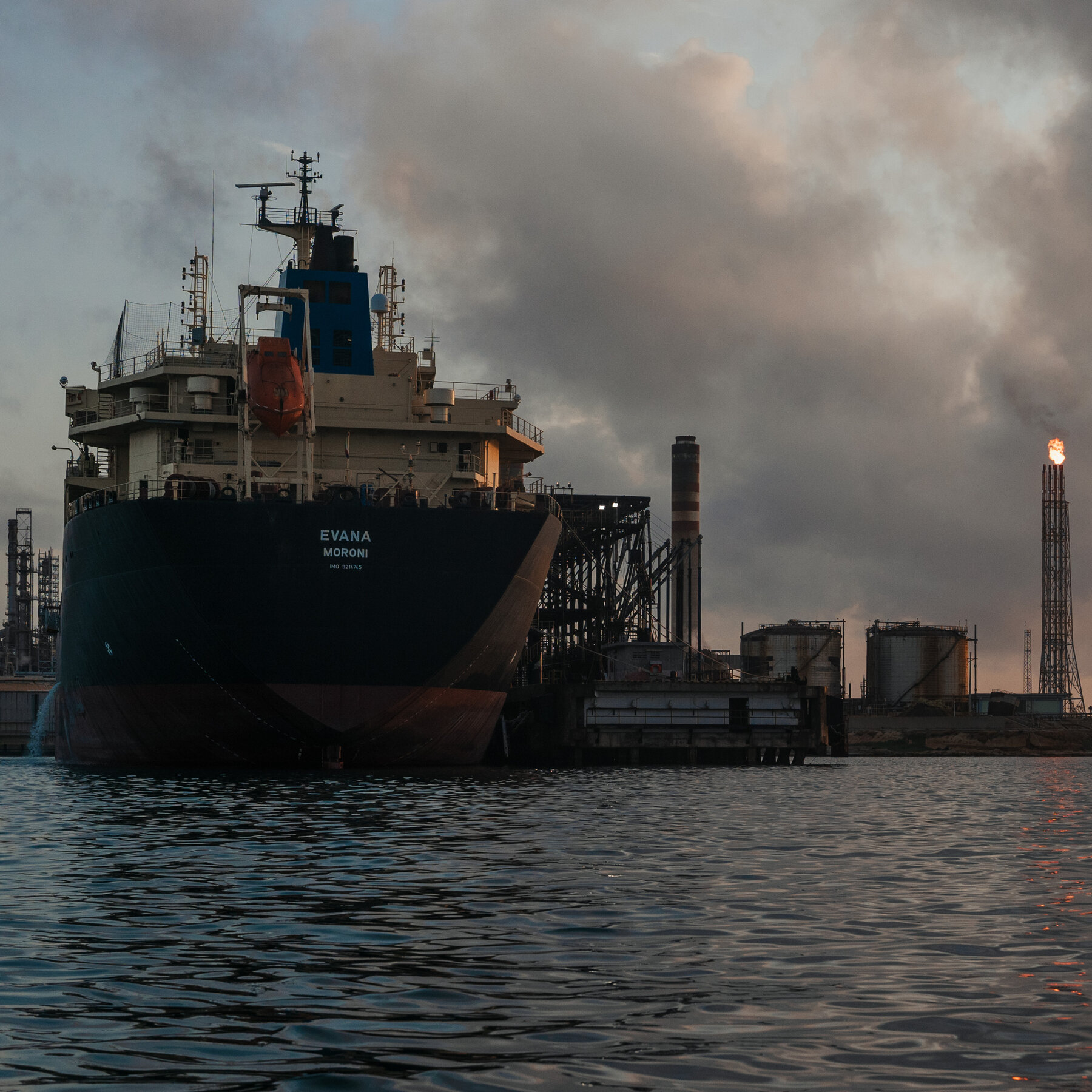 21int-venezuela-oil01sub-photo-kczt-mediumSquareAt3X