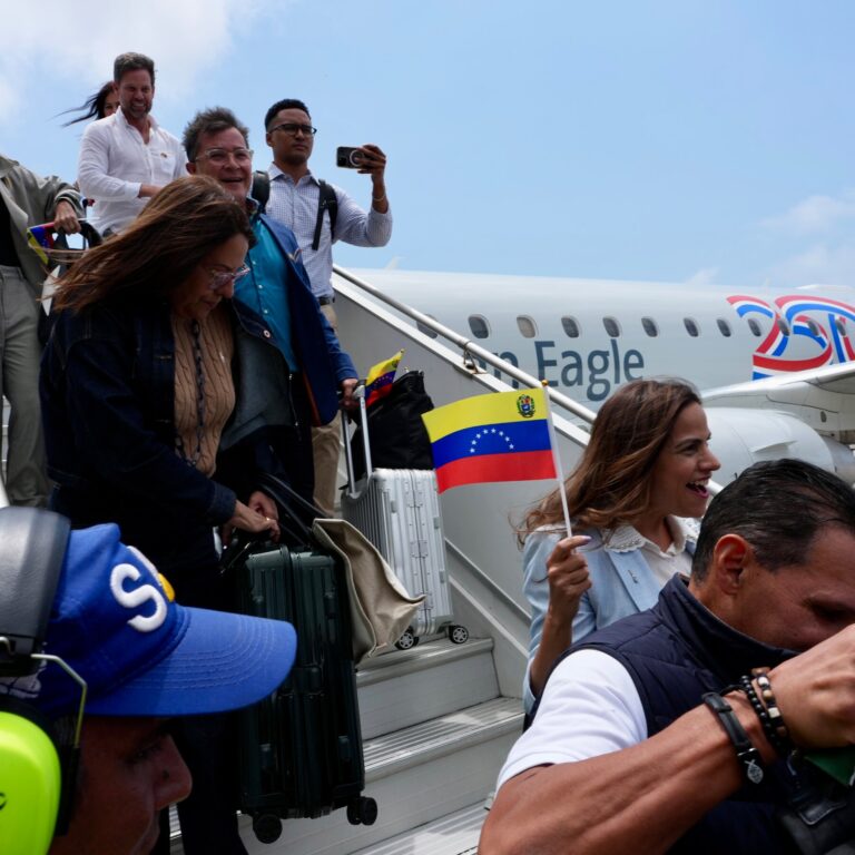 30INT-VENEZUELA-LFIGHTS-top-bmpl-mediumSquareAt3X