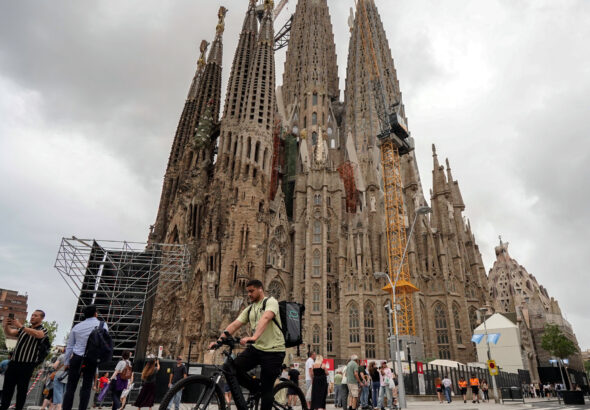 10pope-sagrada-01-zgmw-mediumSquareAt3X