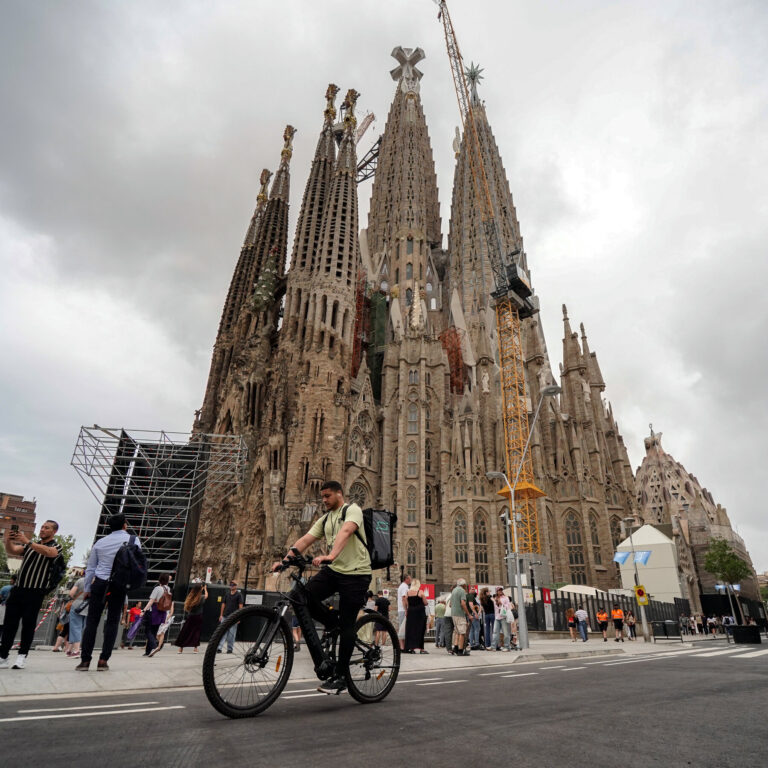 10pope-sagrada-01-zgmw-mediumSquareAt3X
