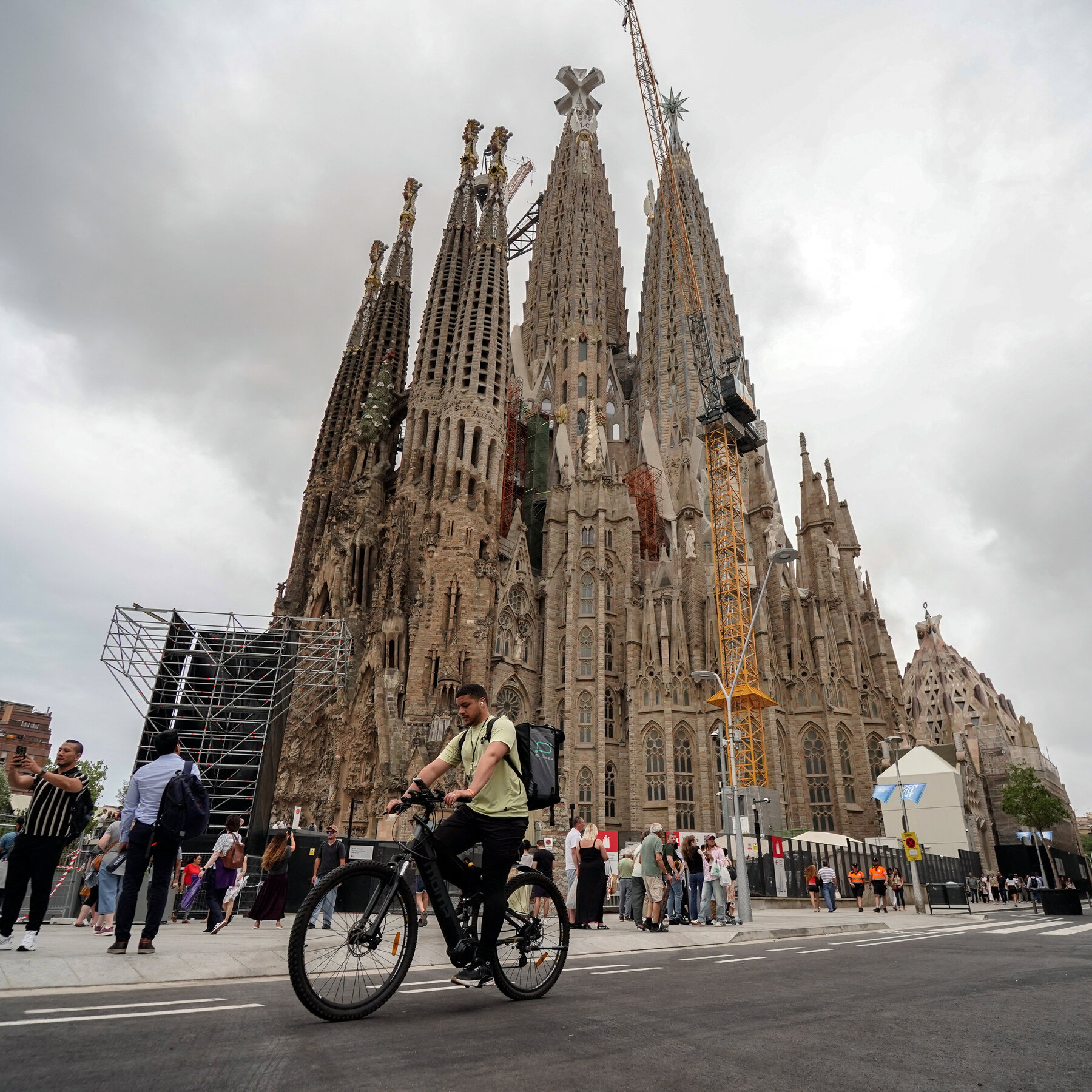 10pope-sagrada-01-zgmw-mediumSquareAt3X
