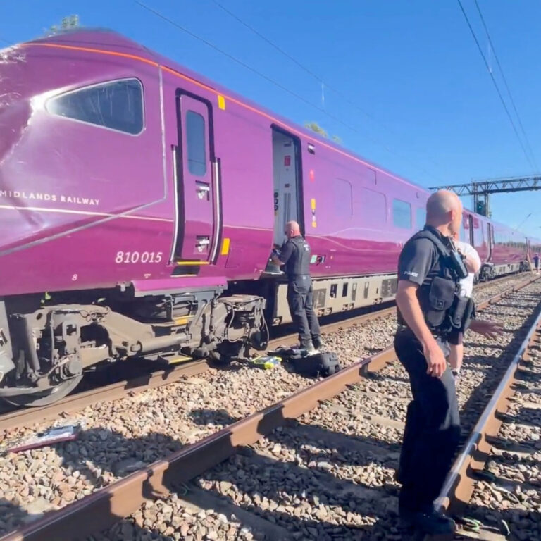 19int-uk-train-collision-qgjf-mediumSquareAt3X