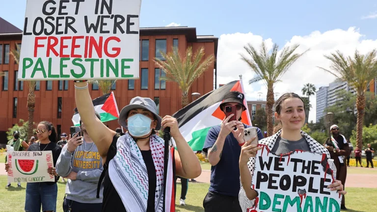 2024-04-26T231245Z_354208469_RC21E7A5I7ER_RTRMADP_3_ISRAEL-PALESTINIANS-USA-PROTESTS