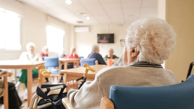 Woman-in-nursing-home
