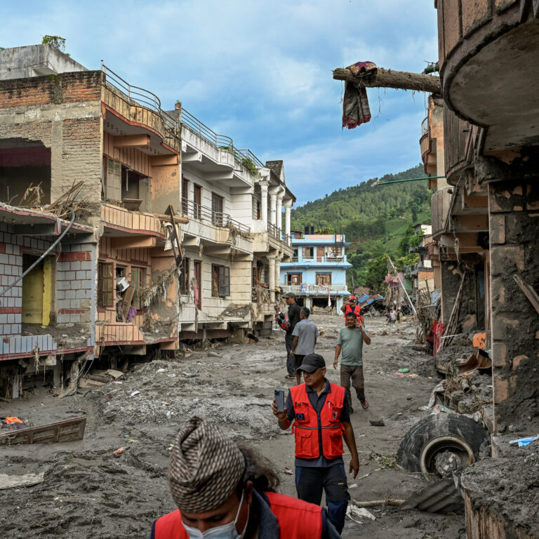 29NEPAL-RESCUE-EFFORT-01-cfjv-mediumSquareAt3X